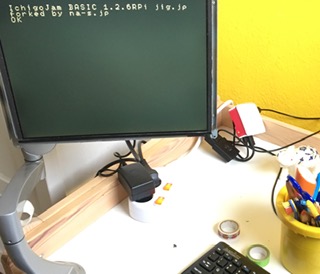 Am Schreibtisch: Computer, Steckdose, Monitor, Tastatur
